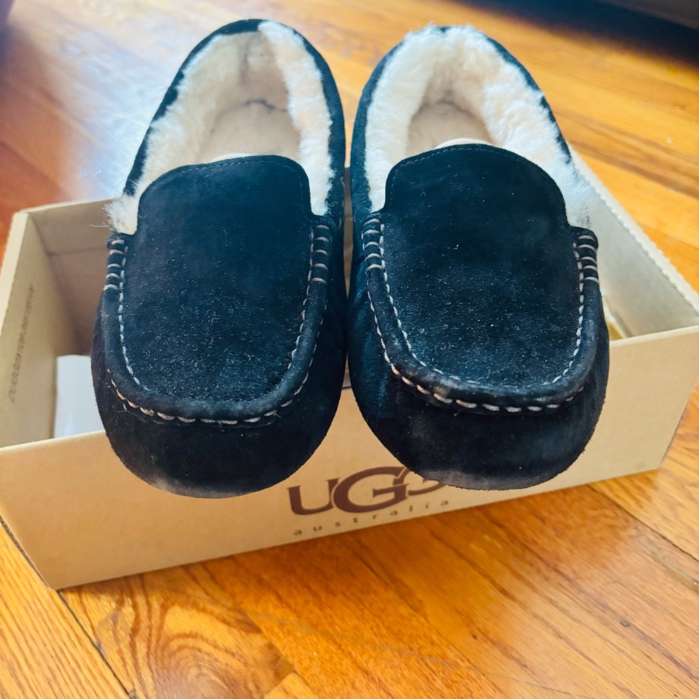 UGG Women’s Black Suede Loafers with Cream Lining. Size 8 - Picture 3 of 6